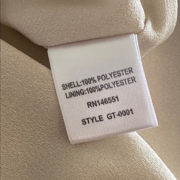 August 1 Eight Gray Sleeveless Blouse with Flowing Silhouette Size L - Picture 7 of 7